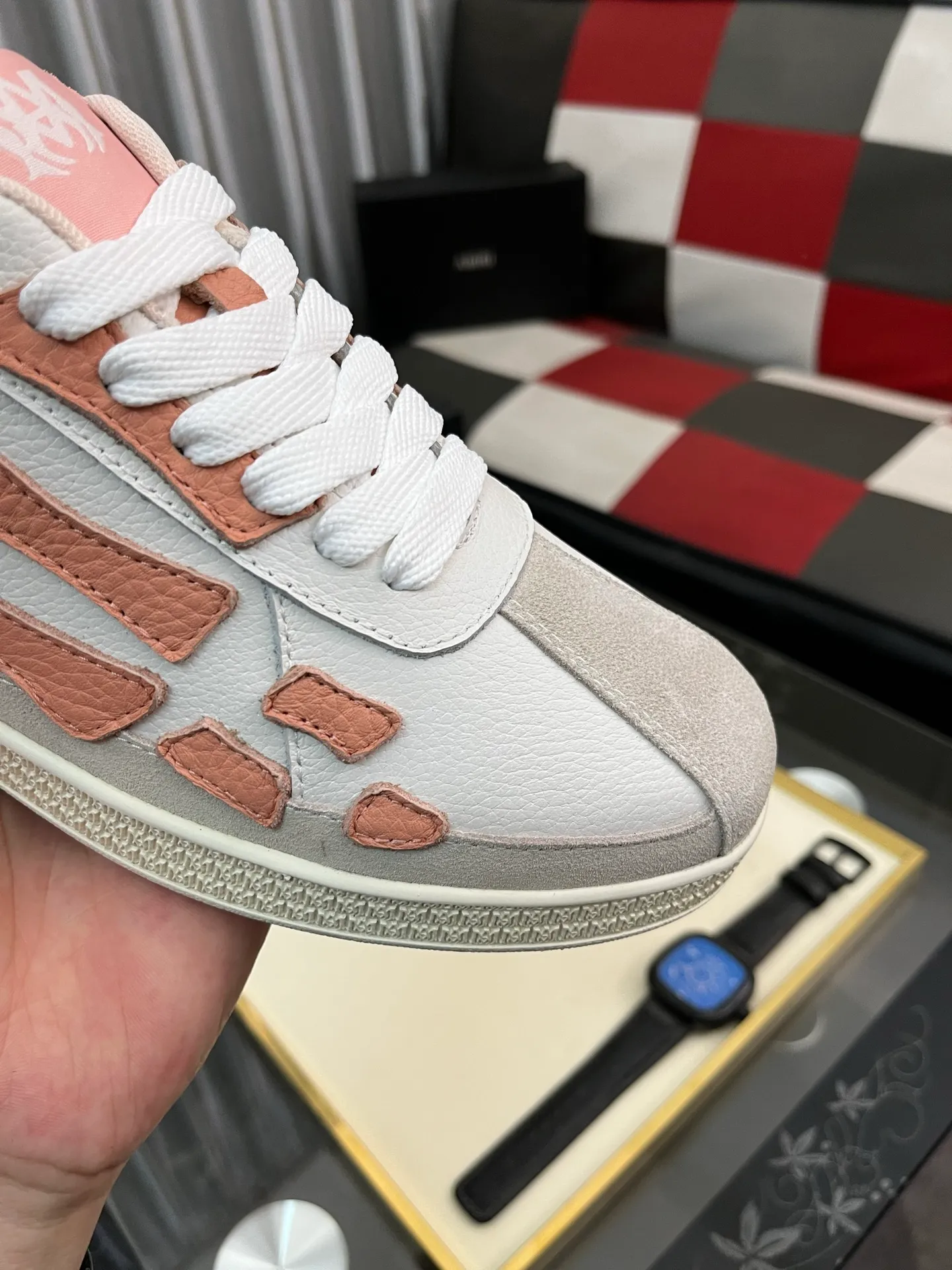 Men's shoes 💰420⌚️⌚️《AMIR*》New men's low-top casual sports sneakers bone shoes, another pair of irresistible bone shoes. Bone shoes are one of AMIRI's most popular items. They use first-layer cowhide uppers. The side bones are made of two cowhide laminations. They have a three-dimensional feel. The leather incisions are all oil-edged. Contrasting color design. Simple style. Fashionable sports. Customized metal LOGO nameplate to embellish shoelaces. Exclusive control of top version. Supports comparison. Breathable mesh lining Original rubber outsole A must-have item for daily leisure Suitable for various occasions Check it out if you pursue high quality Super cool uppers Size: 38-443️⃣ Colors available